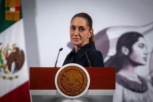 Sheinbaum perfila restricción de celulares en escuelas; busca regresar al lápiz y papel